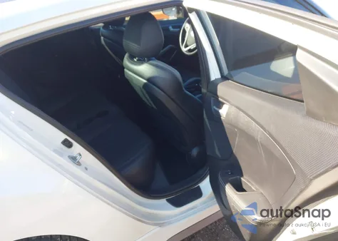 2016 Hyundai Veloster Turbo z USA, uszkodzony, nr VIN KMHTC6AE6GU293273